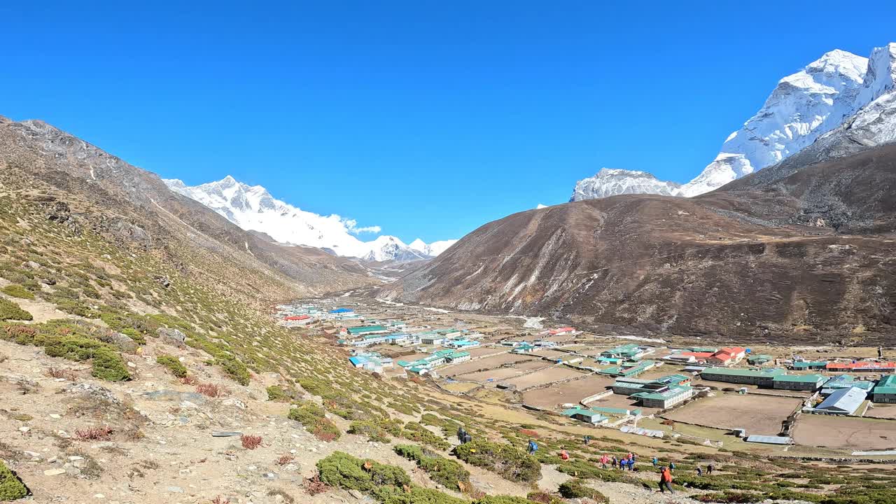 Dingboche村(4410米)是前往珠穆朗玛峰的徒步旅行者和登山者的热门站点，Ama Dablam或Imja Tse。视频素材