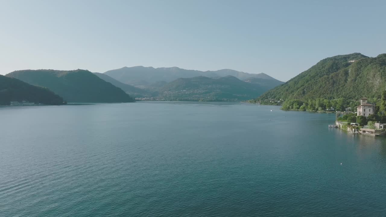 在夏日阳光明媚的日子里，被群山环绕的高山湖泊视频素材