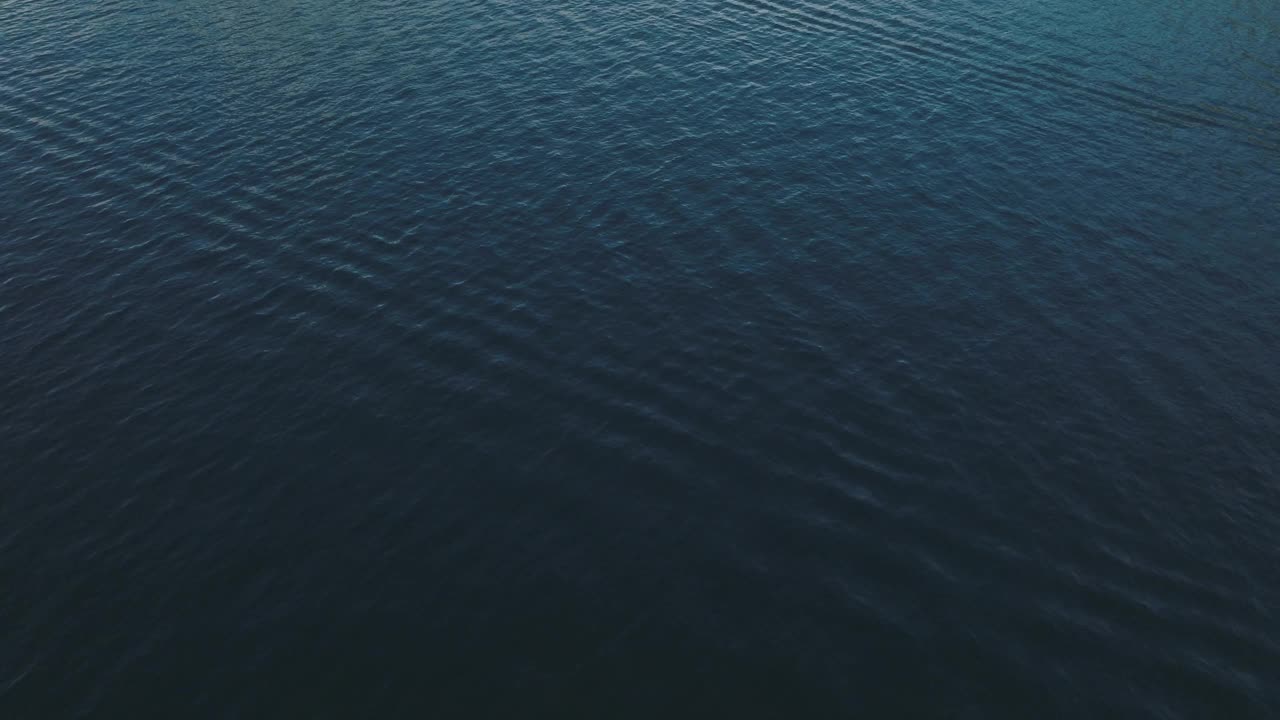 夏日晴空万里，飞越群山环绕的湖泊，远处是卢加诺市视频素材