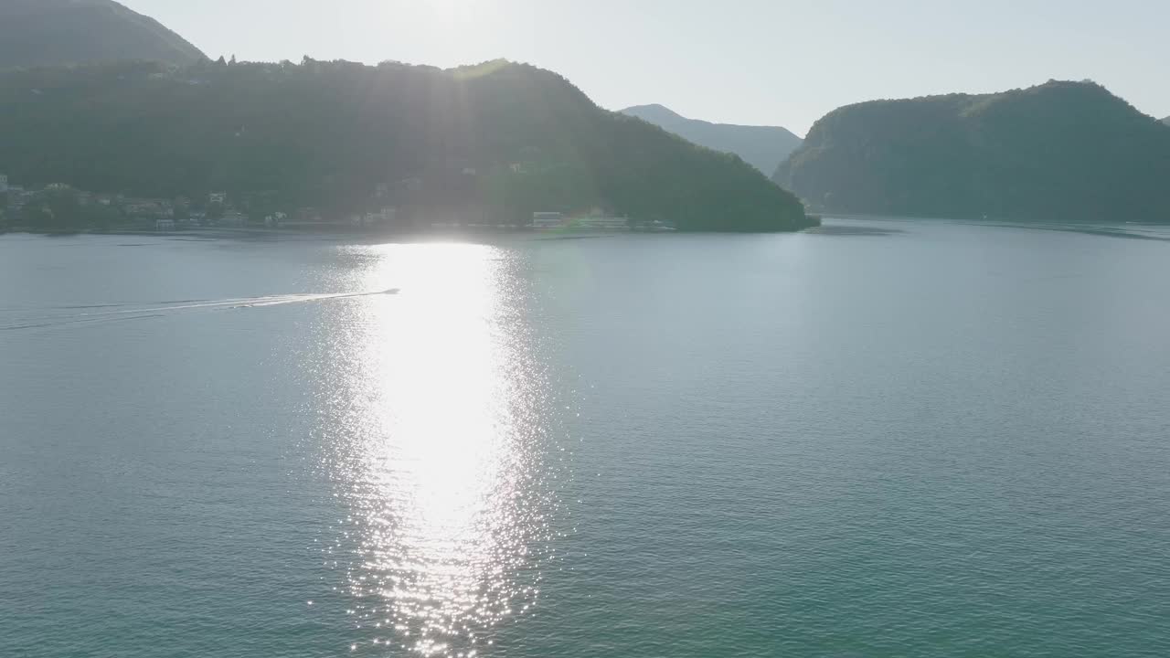 在夏日阳光明媚的日子里，被群山环绕的高山湖泊视频素材