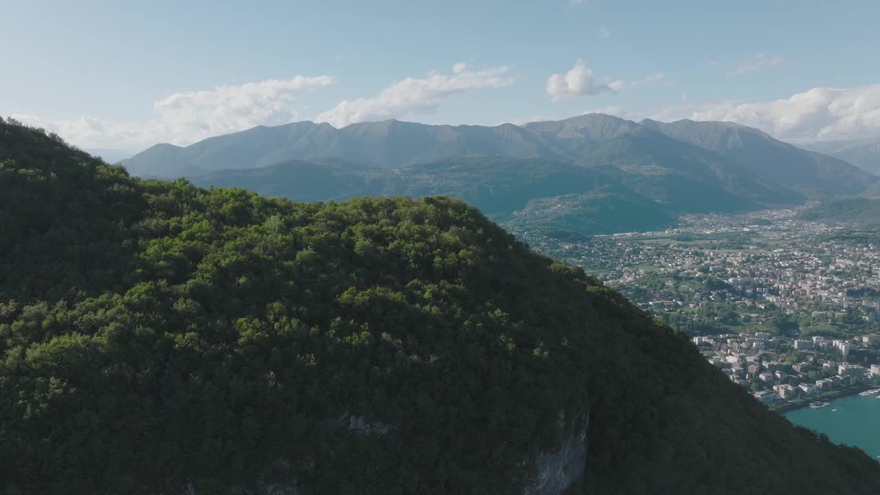 在一个晴朗的夏日，飞越群山环绕的高山湖泊视频素材