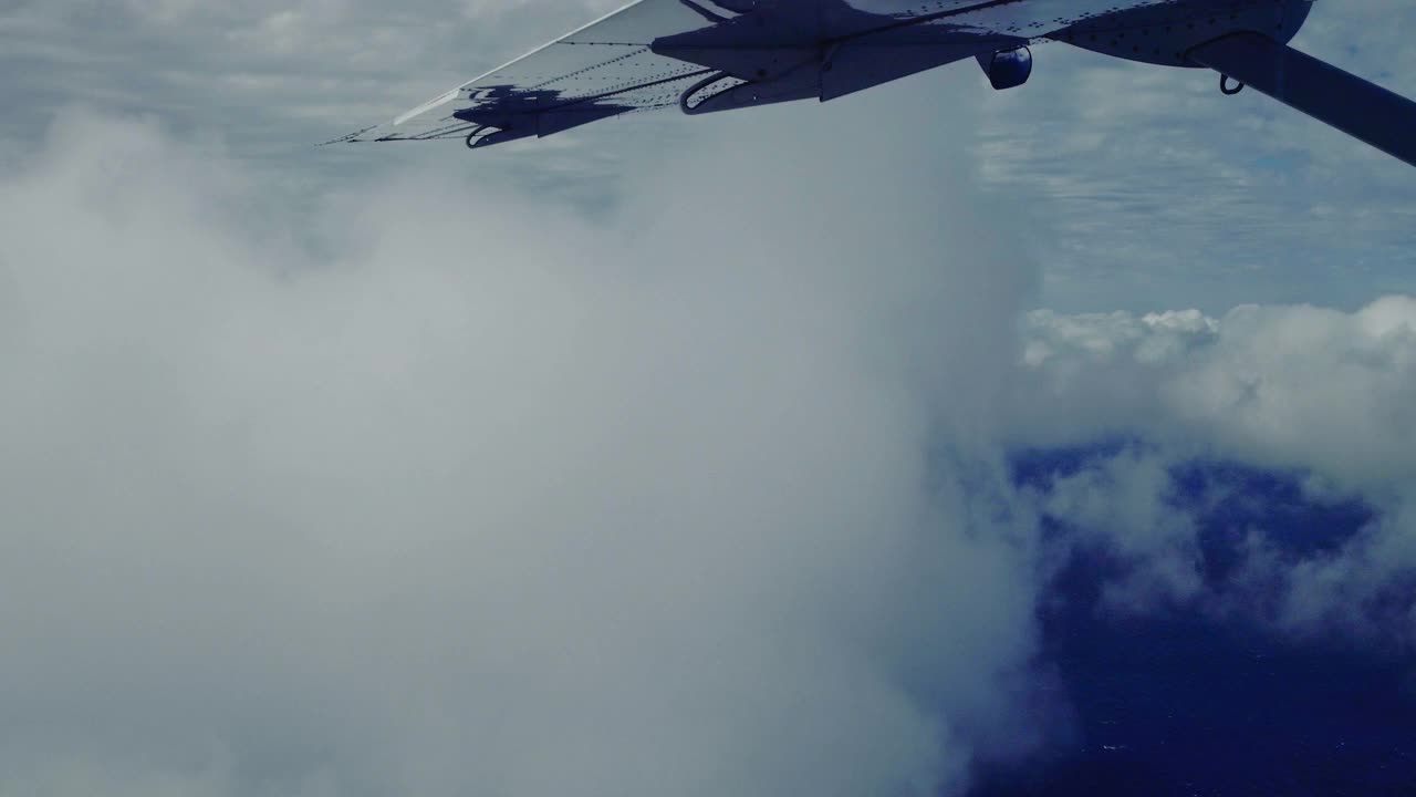 乘坐一架小型飞机在海洋上空的云层上飞行视频素材