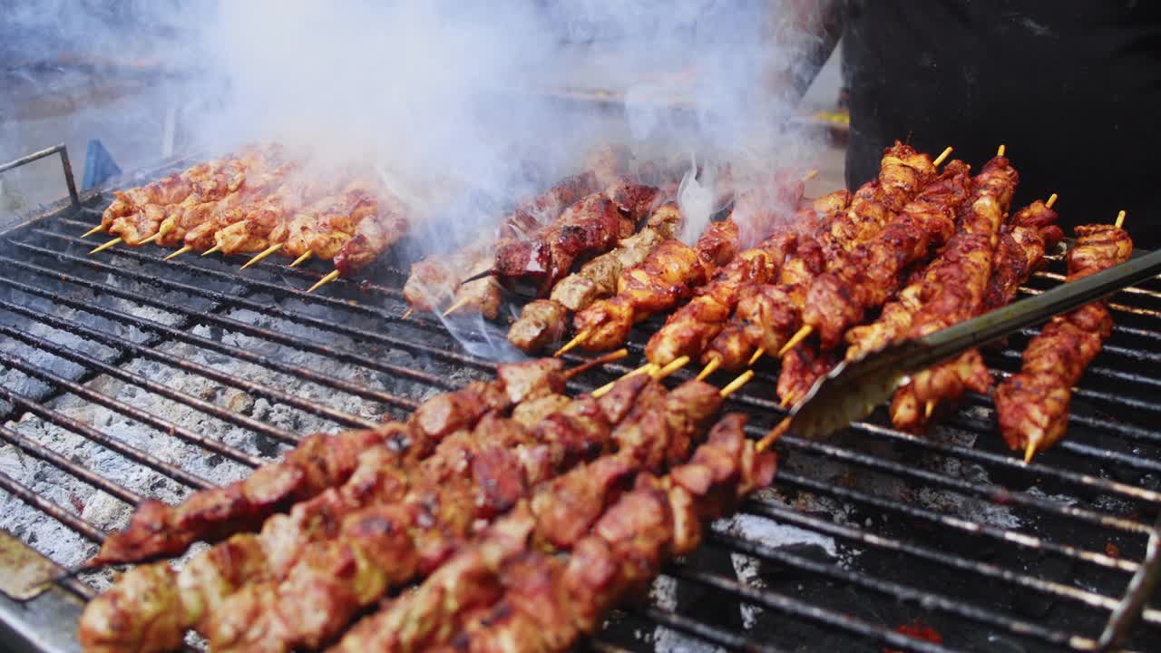 烤鸡和牛肉串户外街头美食节视频素材