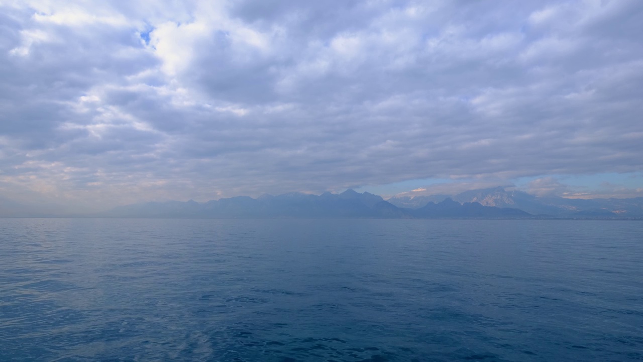 美丽的海景和引人注目的天空视频素材