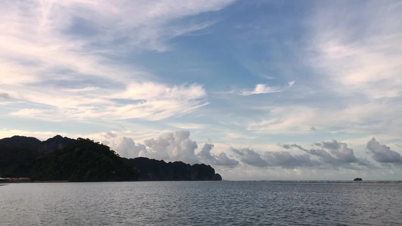 五彩缤纷的天空，阳光与云天的背景视频素材