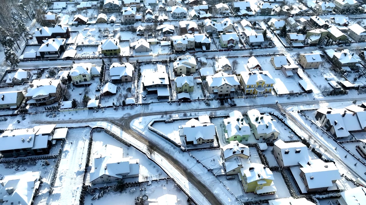 冬天的联排别墅。屋顶房屋在雪中，俯视图。视频素材