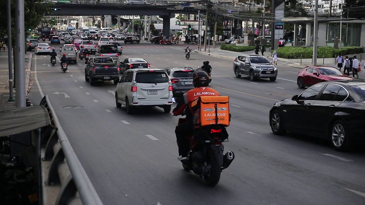 道路上交通堵塞许多汽车在道路上曼谷市。视频素材