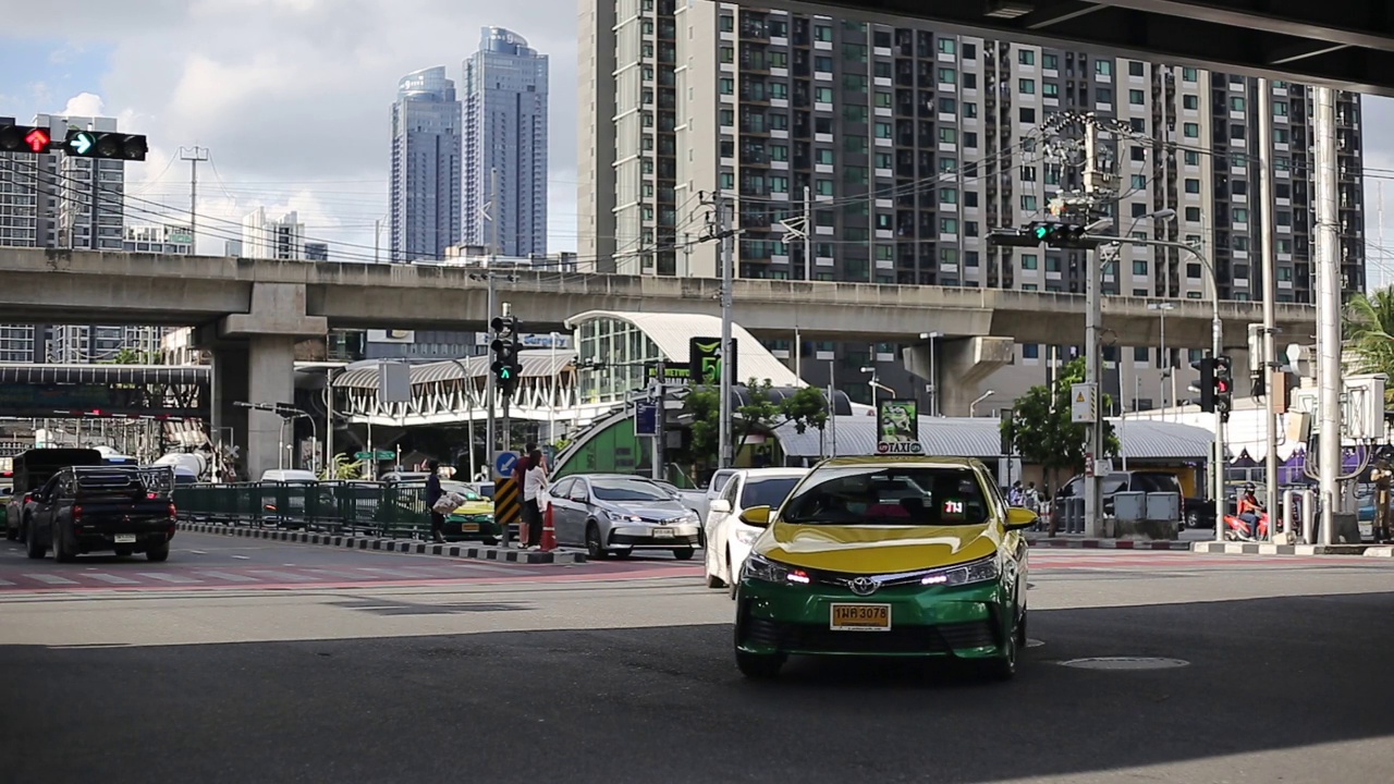 道路上交通堵塞许多汽车在道路上曼谷市。视频素材