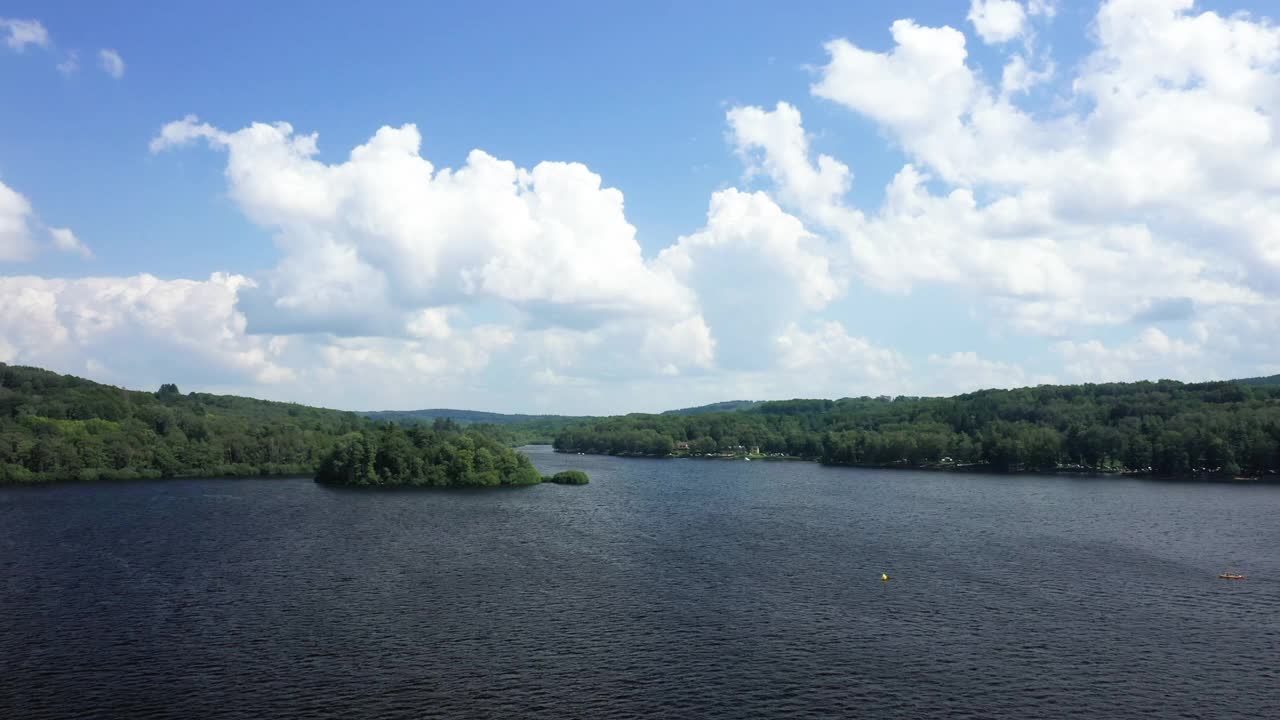 The Lac des Settons and one of its islands in Europe, France, Burgundy, Nièvre, Morvan, in summer, on a sunny day.视频素材