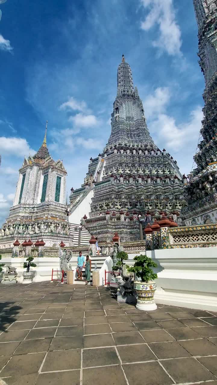 游客们参观泰国曼谷的阿隆寺视频素材