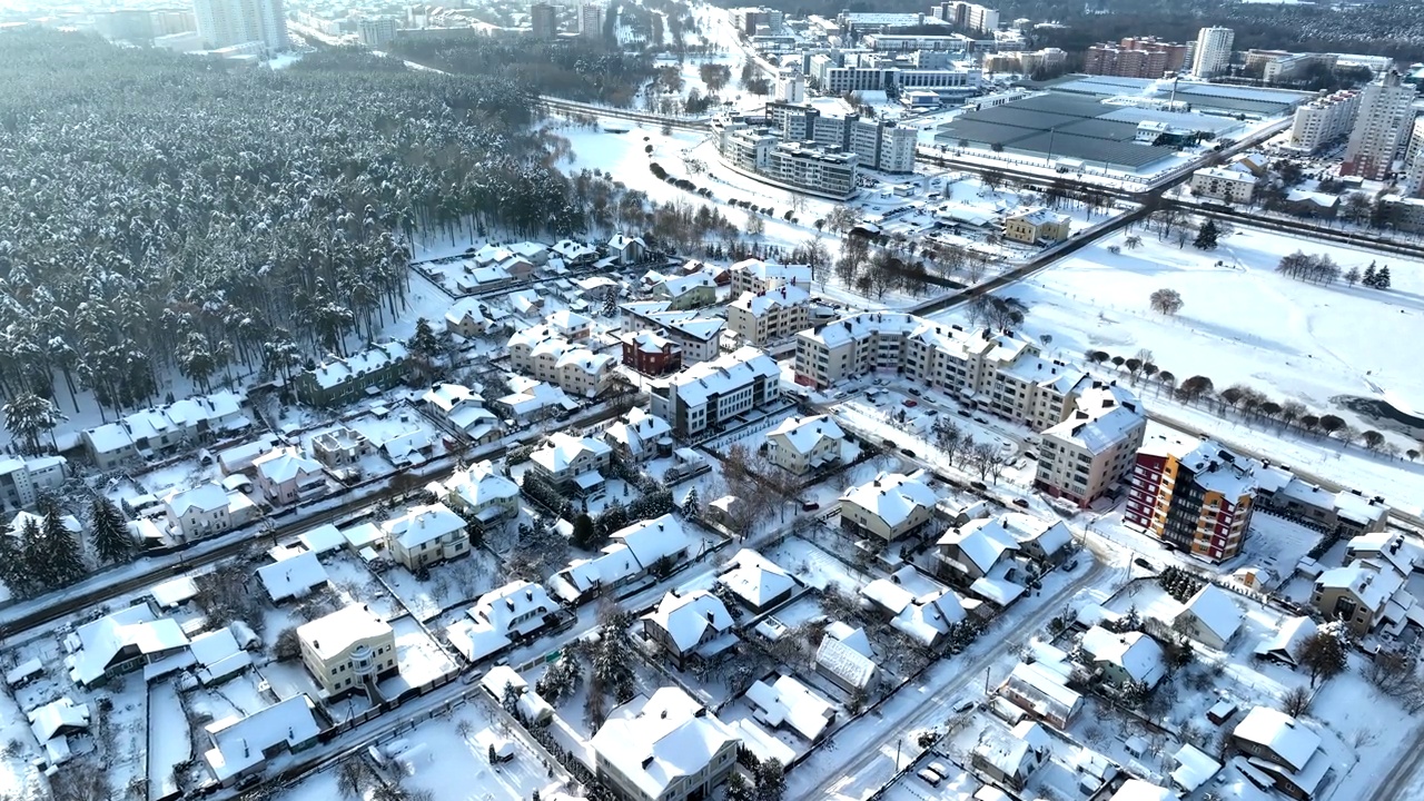 冬天的联排别墅。屋顶房屋在雪中，俯视图。视频素材