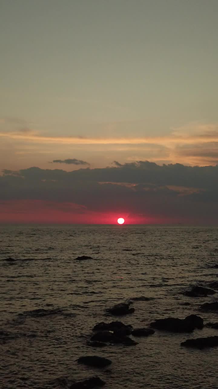 海面上的夕阳。视频素材