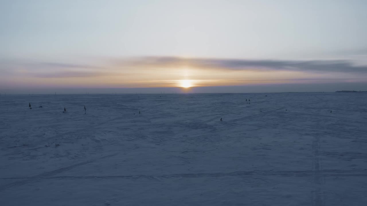 从直升机上看到的西伯利亚冬季日出。4 k。没有树木的雪谷视频素材