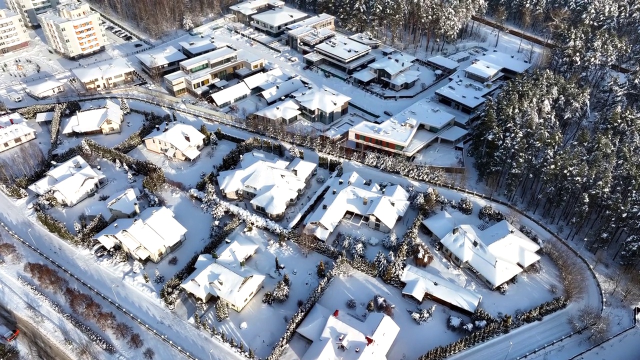 冬天的联排别墅。屋顶房屋在雪中，俯视图。视频素材