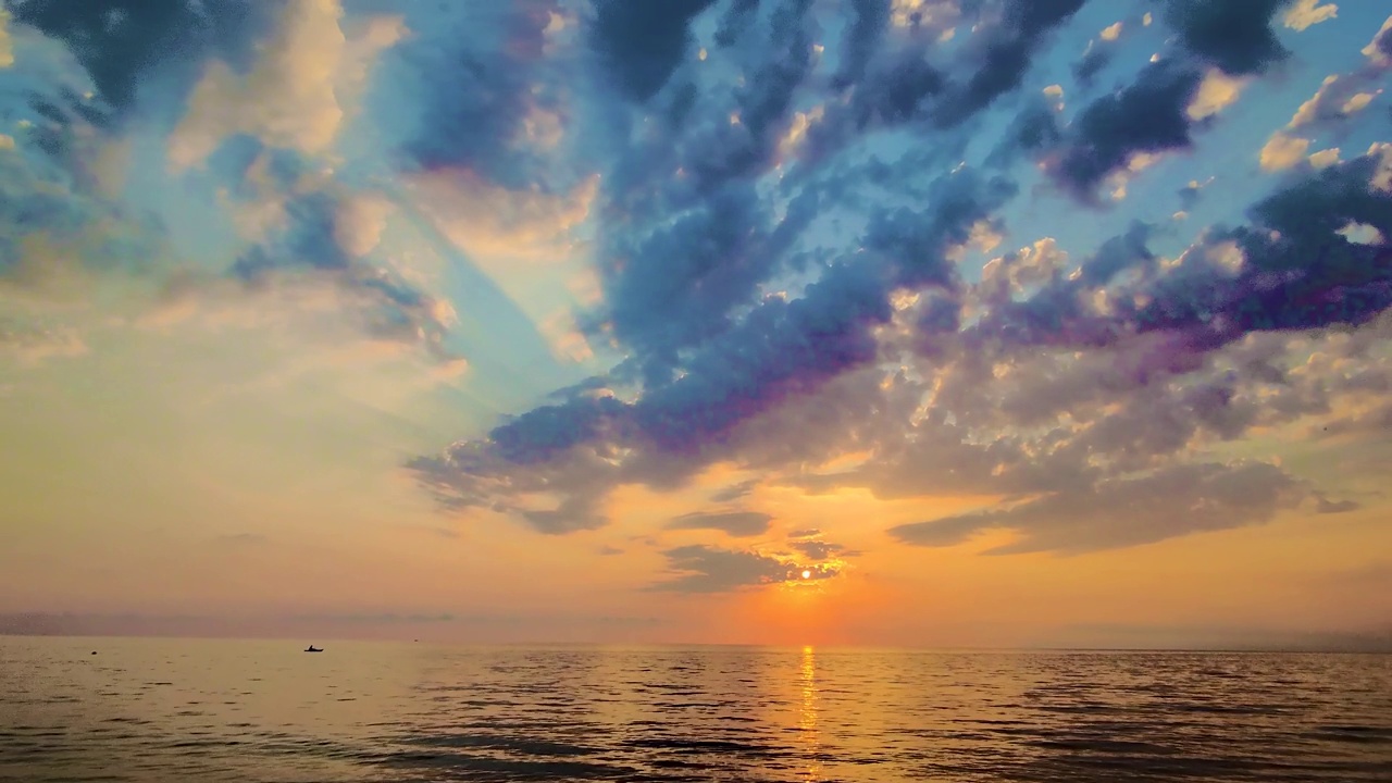 奇妙的海景，海。美丽的金色日落和云。自然背景视频素材