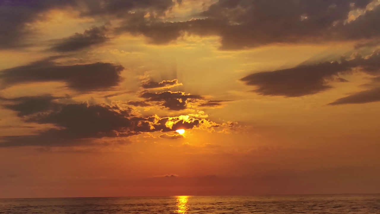 地平线上的日落。奇妙的海景，海。美丽的金色日落和云。自然背景视频素材