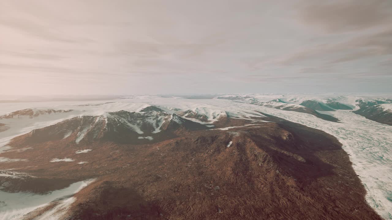 夏季火山岩石上留下的大片积雪视频素材