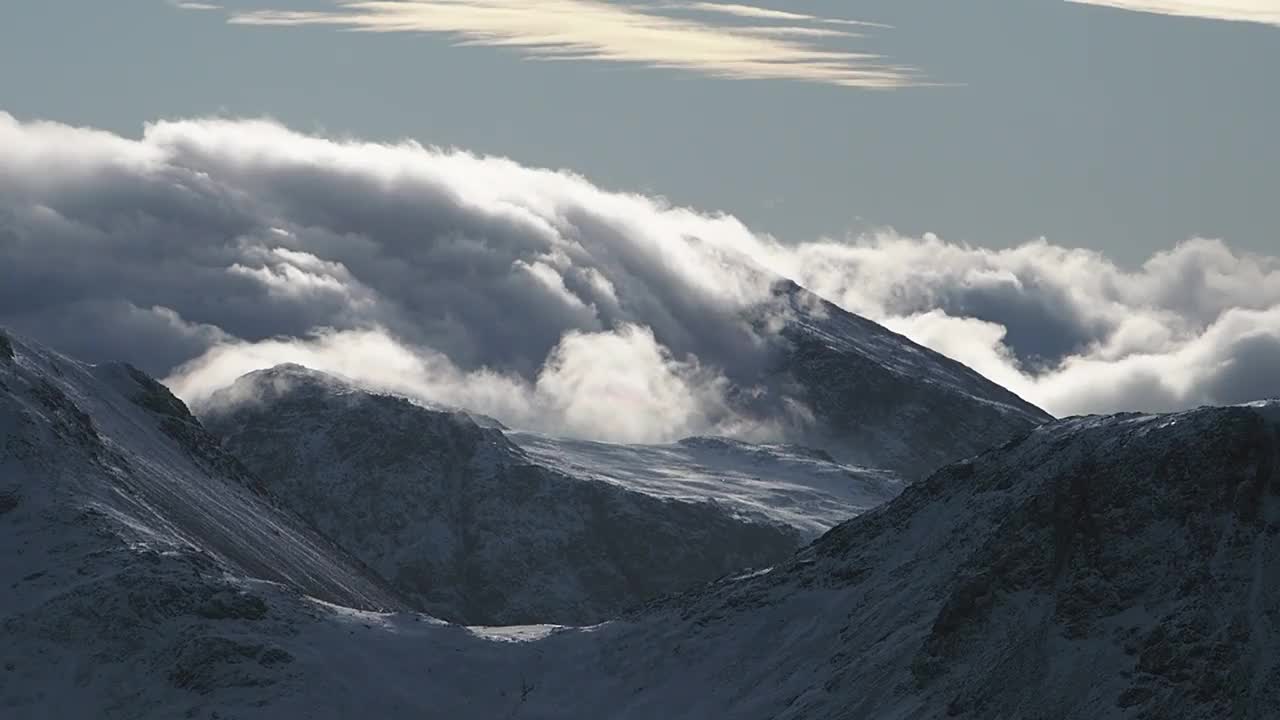 云溢出大山墙和斯科费尔范围从欣德斯在湖区，英国。视频素材