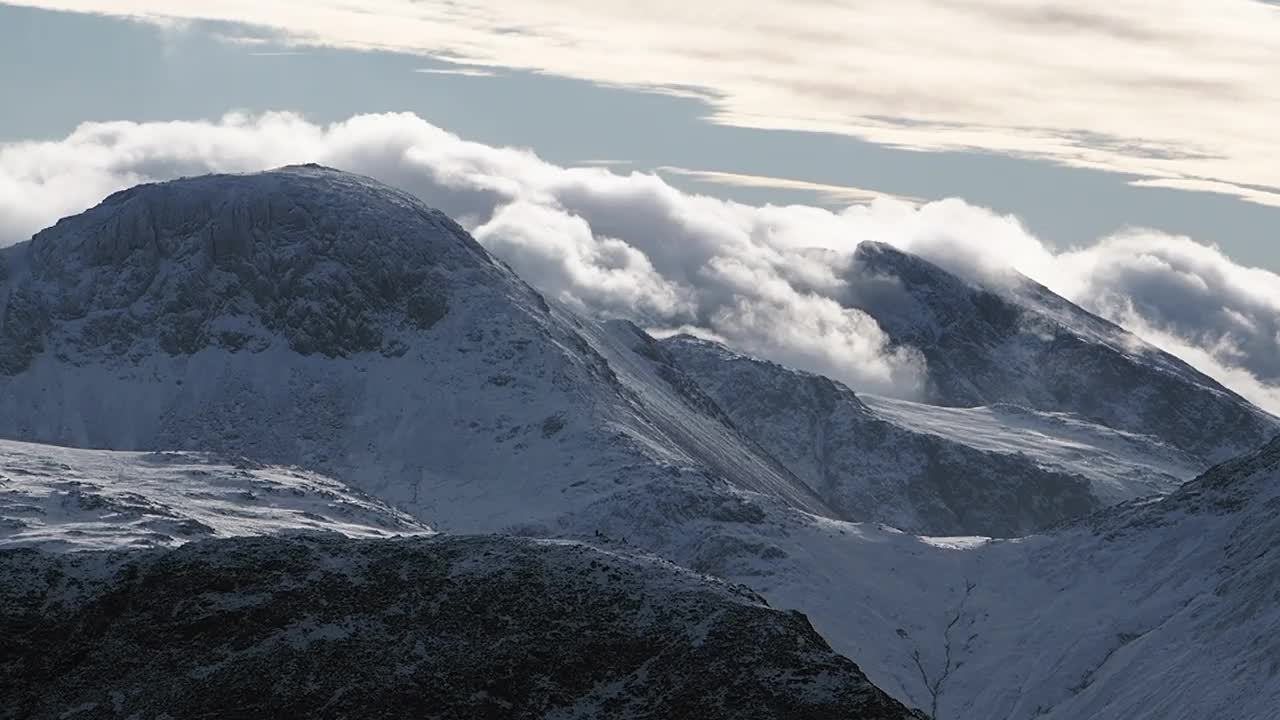 云溢出大山墙和斯科费尔范围从欣德斯在湖区，英国。视频素材