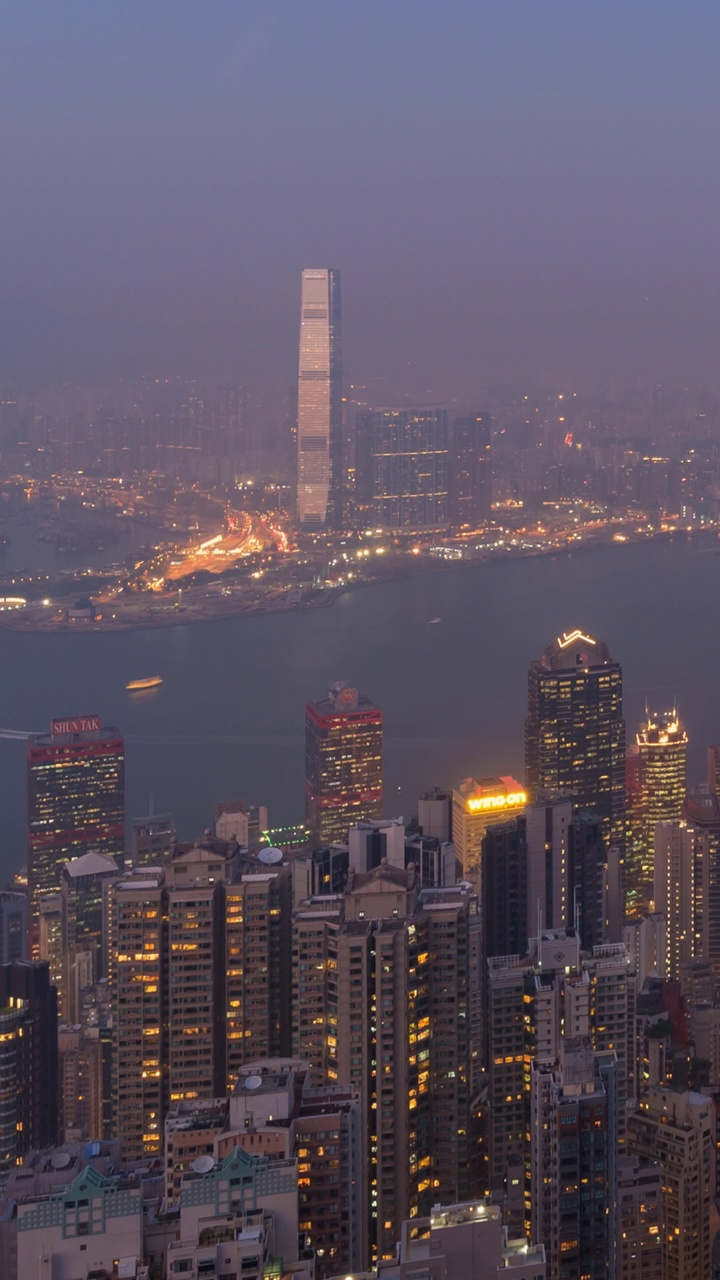 时间流逝，从白天到夜晚，香港市中心的天际线视频下载