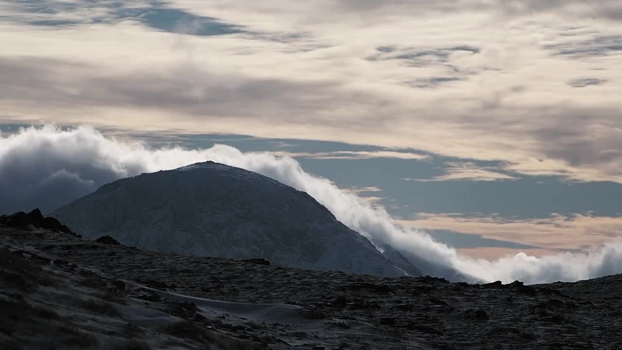 云溢出大山墙和斯科费尔范围从欣德斯在湖区，英国。视频素材