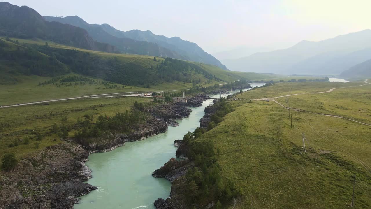 鸟瞰Oroktoy桥和河流激流视频素材