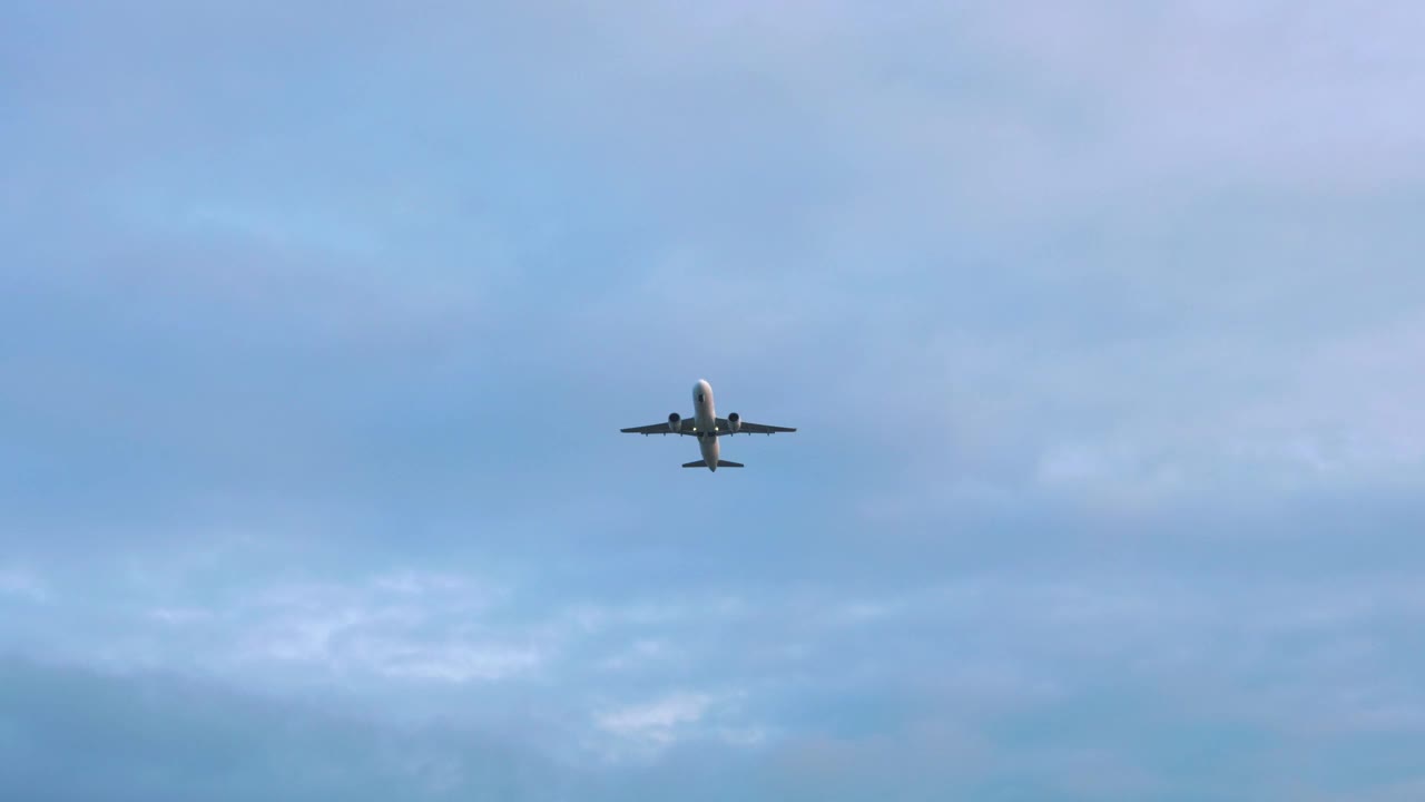 客机在空中飞行，从下面看。飞机旅行概念视频素材