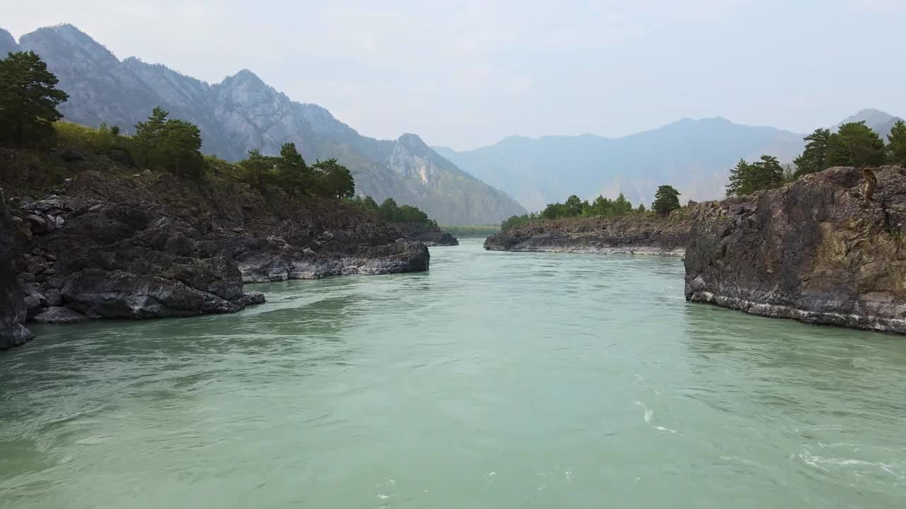 鸟瞰蓝绿色山间河流上的急流视频素材