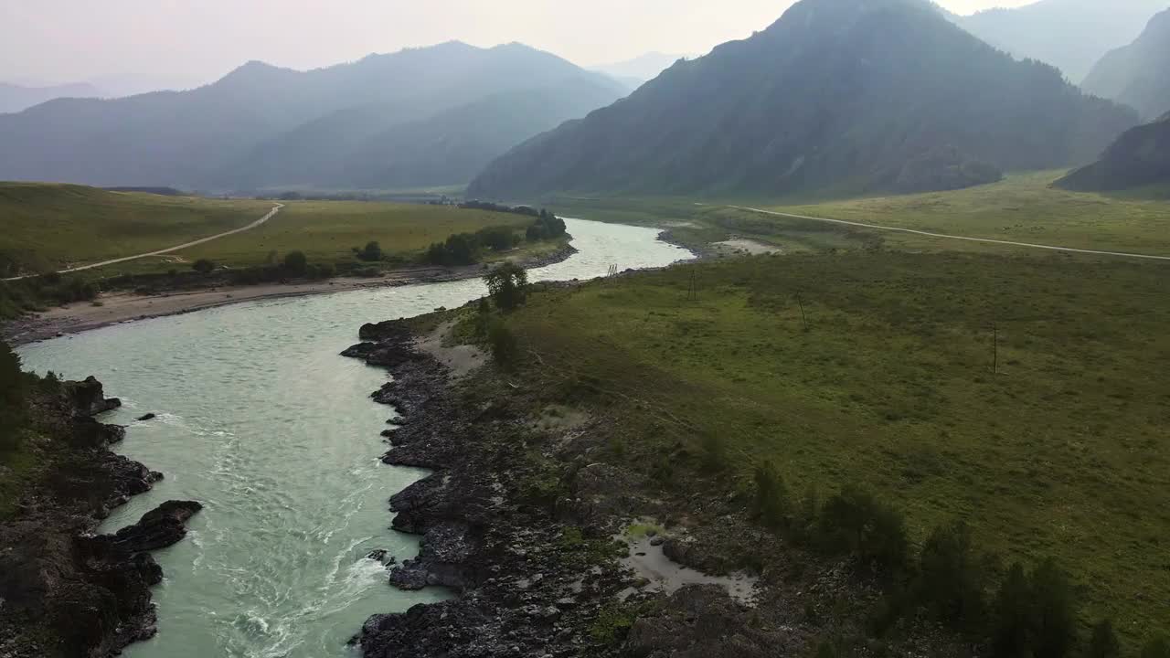 鸟瞰图的绿松石山河卡顿视频素材