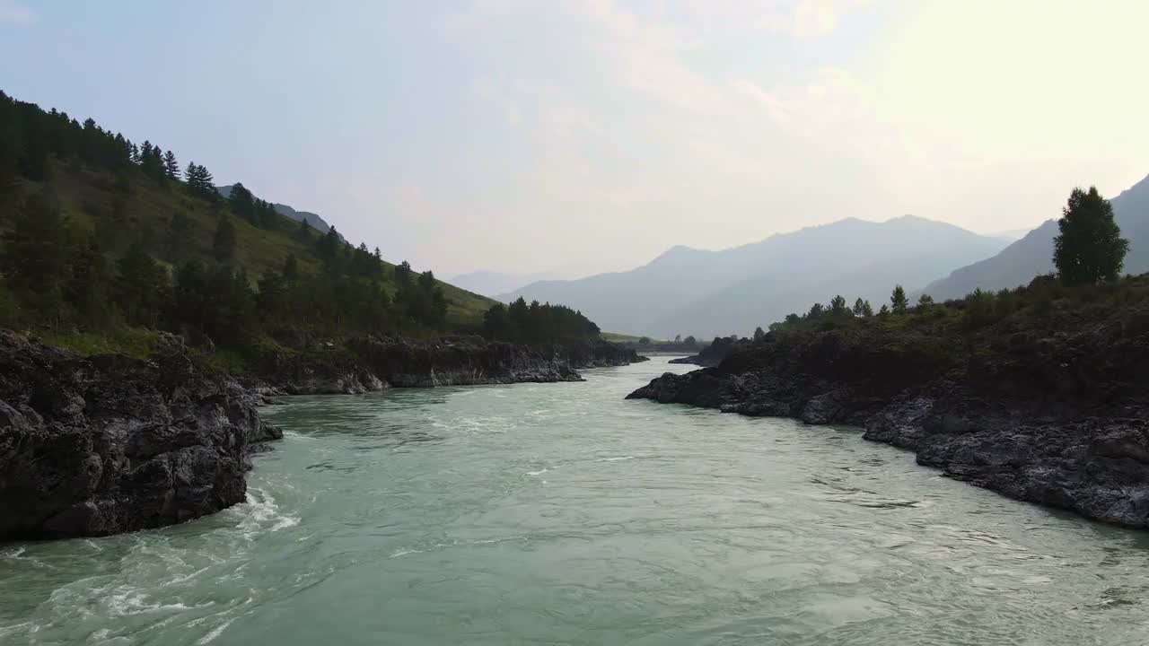 鸟瞰蓝绿色山间河流上的急流视频素材