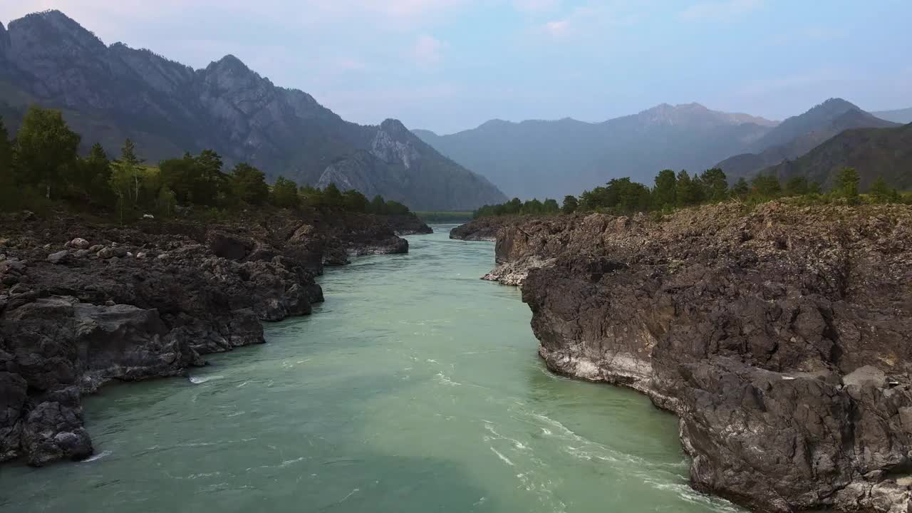 鸟瞰蓝绿色山间河流上的急流视频素材