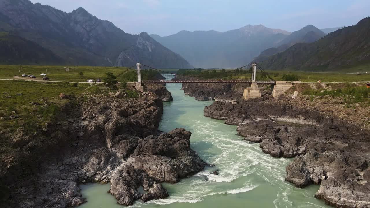 鸟瞰Oroktoy桥和河流激流视频素材