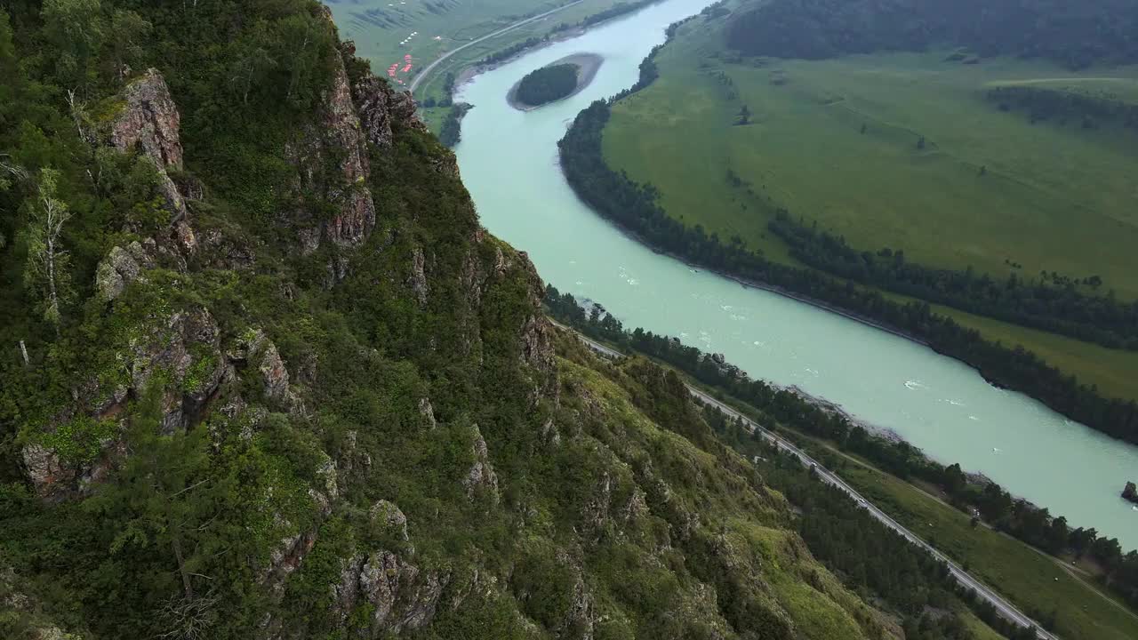 鸟瞰图的绿松石山河卡顿视频素材