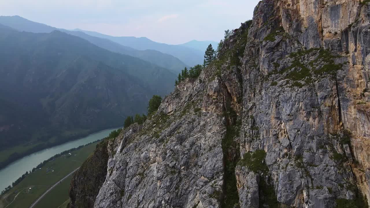 鸟瞰图的绿松石山河卡顿视频素材