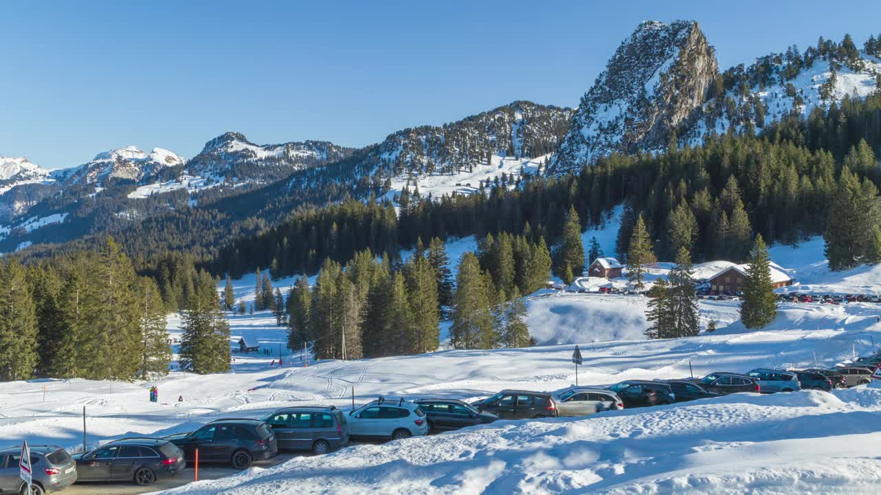 时间流逝，人们在瑞士阿尔卑斯山滑雪。山上的滑雪场。Ibergeregg视频素材