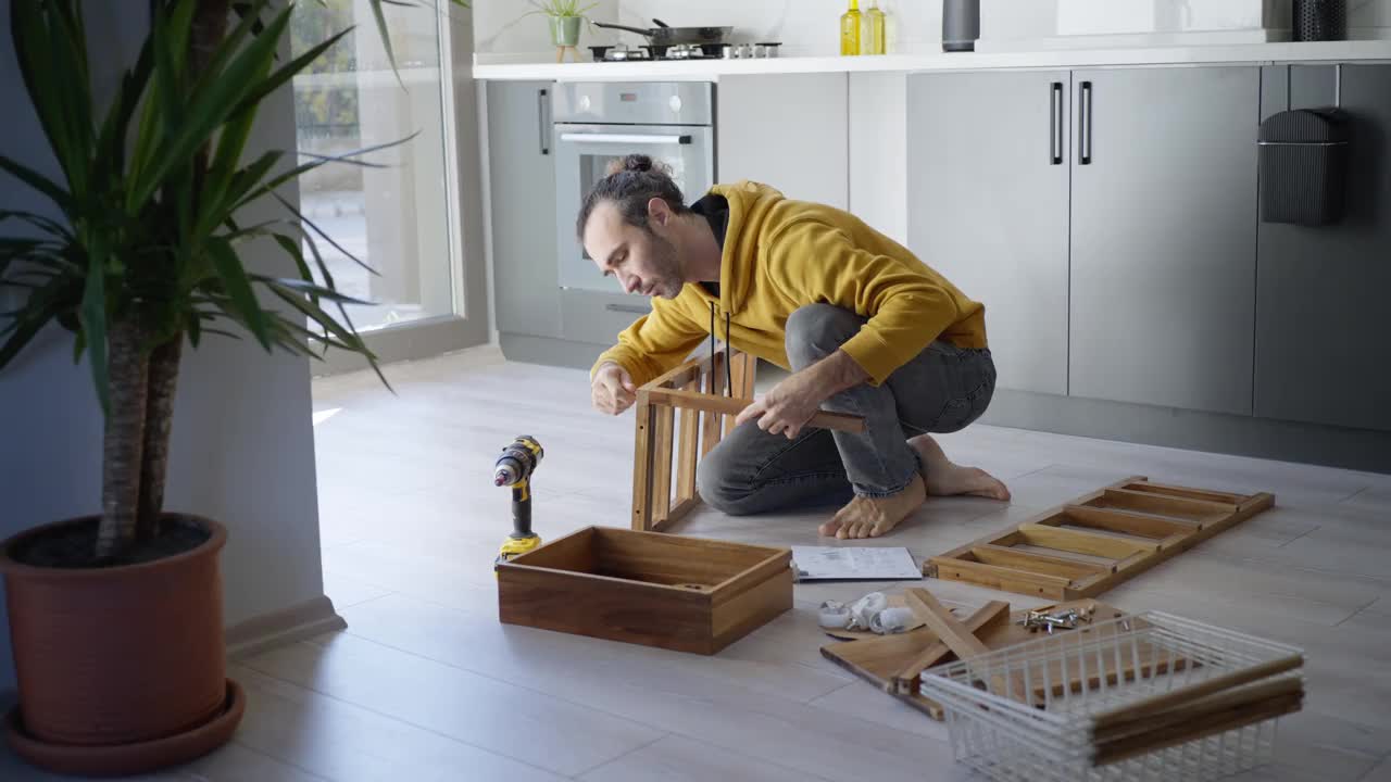 男人在家里组装家具。视频素材