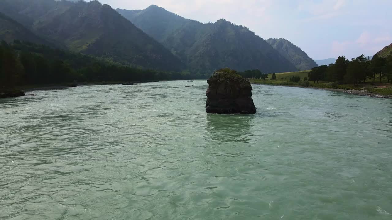 鸟瞰图的绿松石山河卡顿视频素材