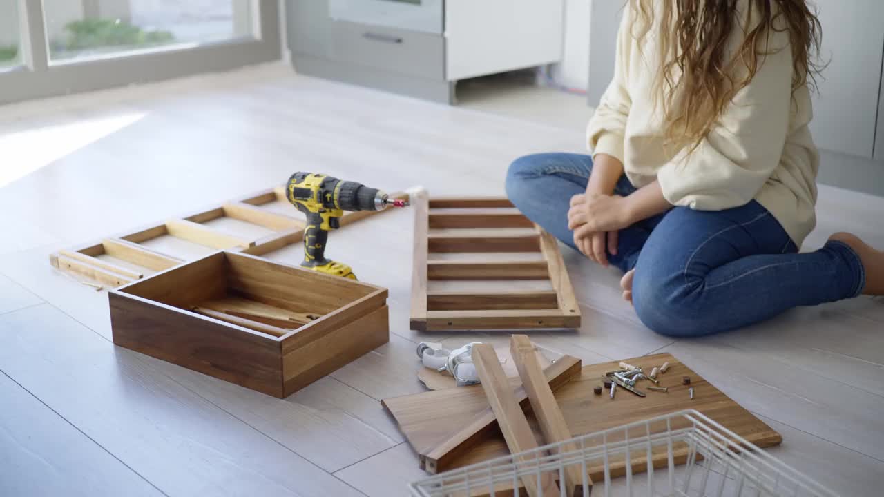 女人在家里组装家具。视频素材