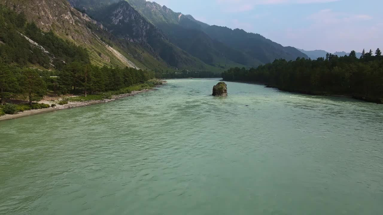 鸟瞰图的绿松石山河卡顿视频素材