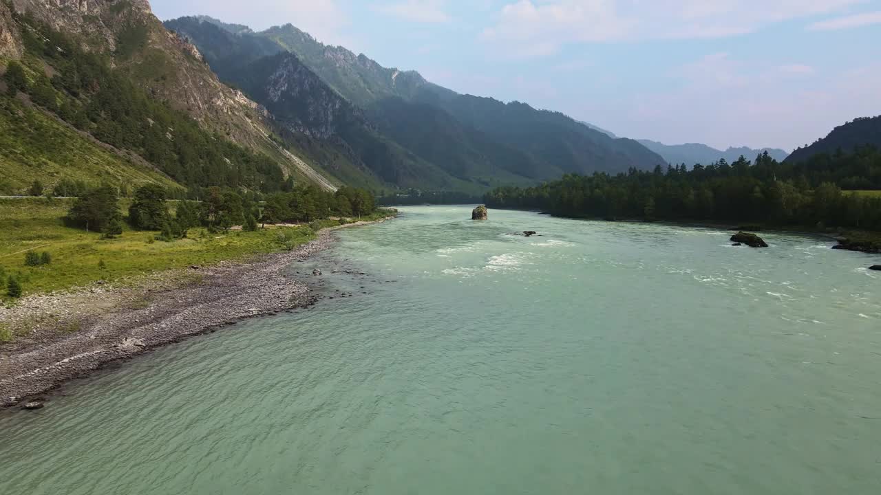 鸟瞰图的绿松石山河卡顿视频素材