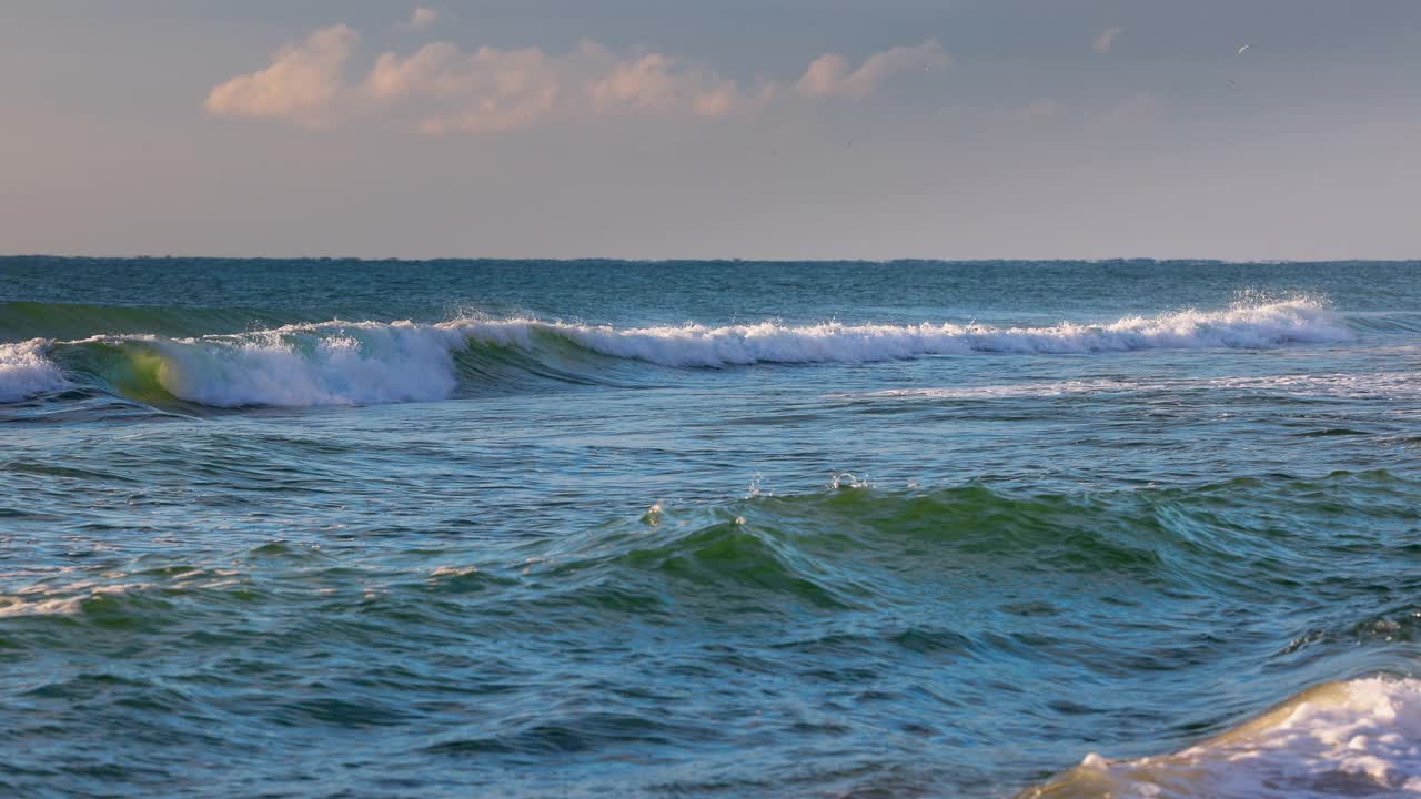 冲浪海浪。海浪滚滚向海滩海岸，4k慢动作视频视频素材