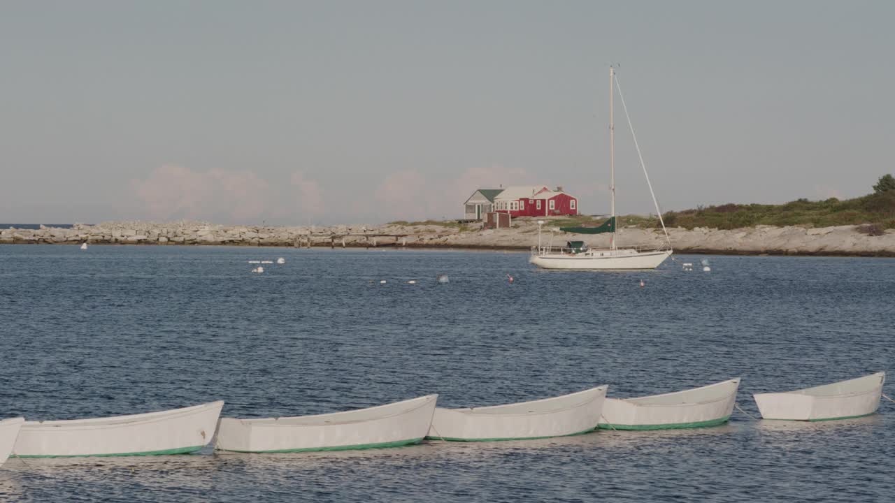 白色划艇停泊在海湾视频下载