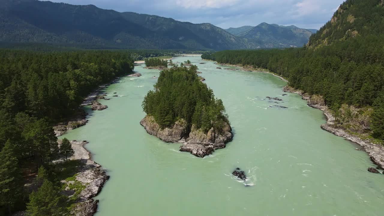 空中:卡顿河和许多小岛在山谷中流淌。阿尔泰视频素材