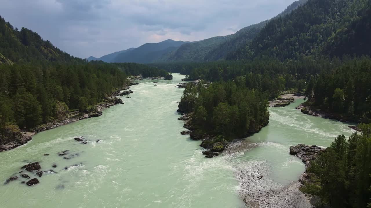 鸟瞰图的绿松石山河卡顿视频素材