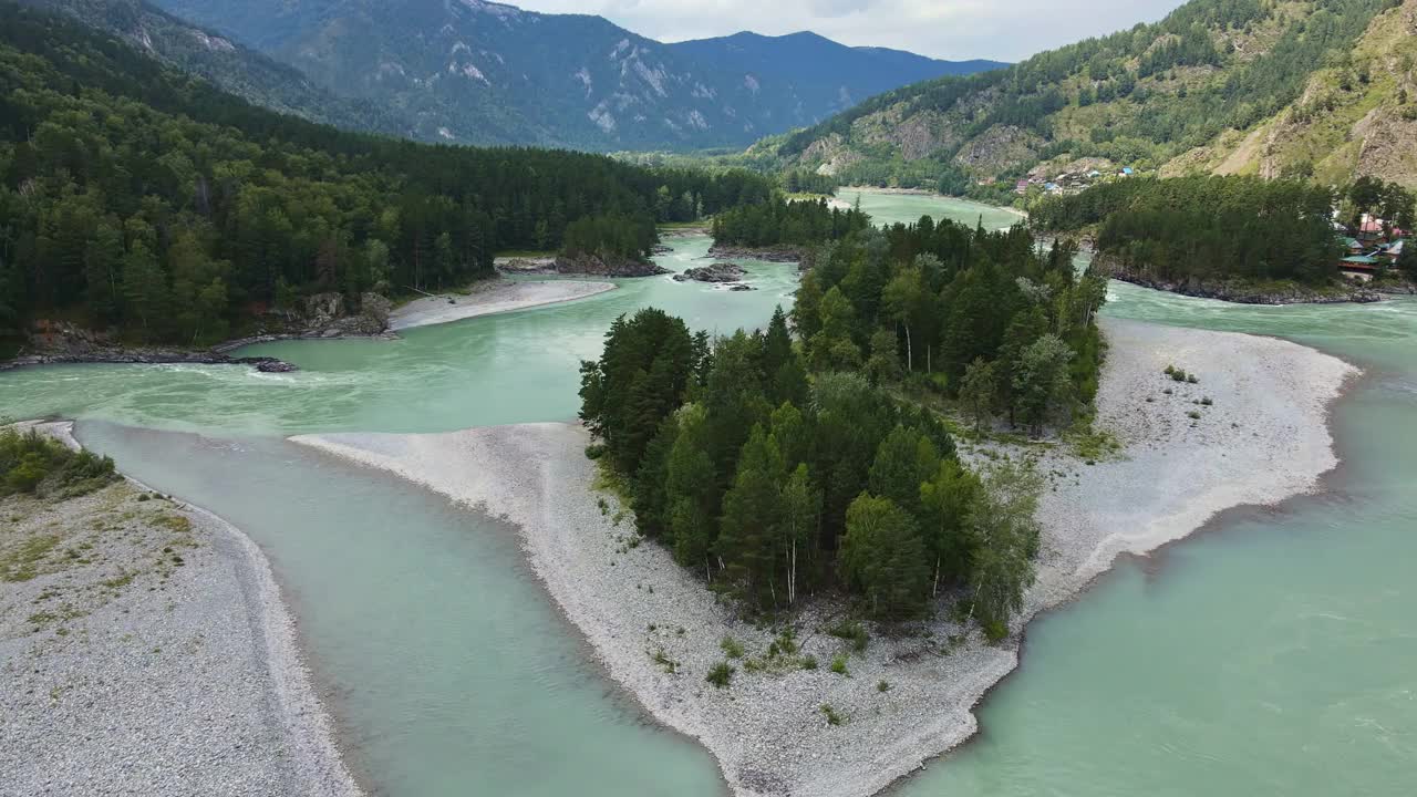 鸟瞰绿松石色的河流在森林覆盖的山谷中流淌视频素材