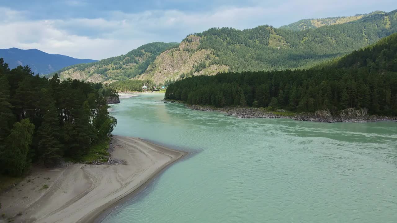 鸟瞰绿松石色的河流在森林覆盖的山谷中流淌视频素材