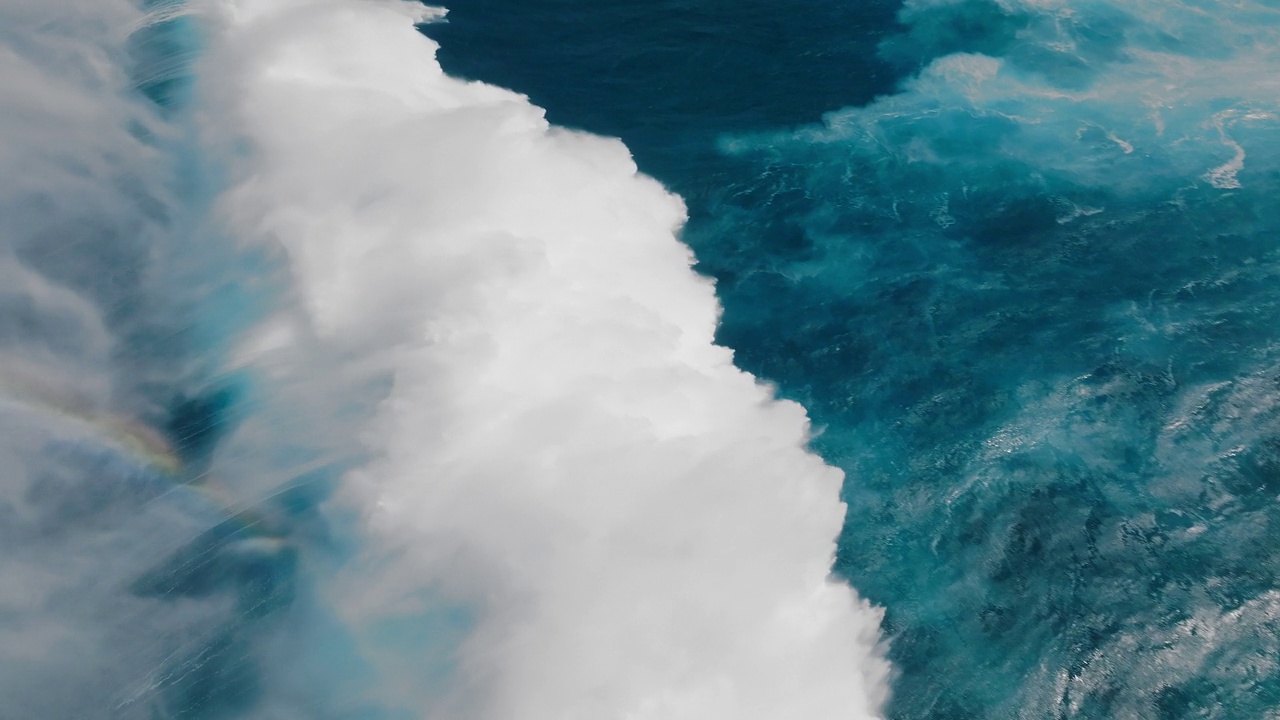 空中拍摄的巨大的蓝色海浪坠毁视频素材