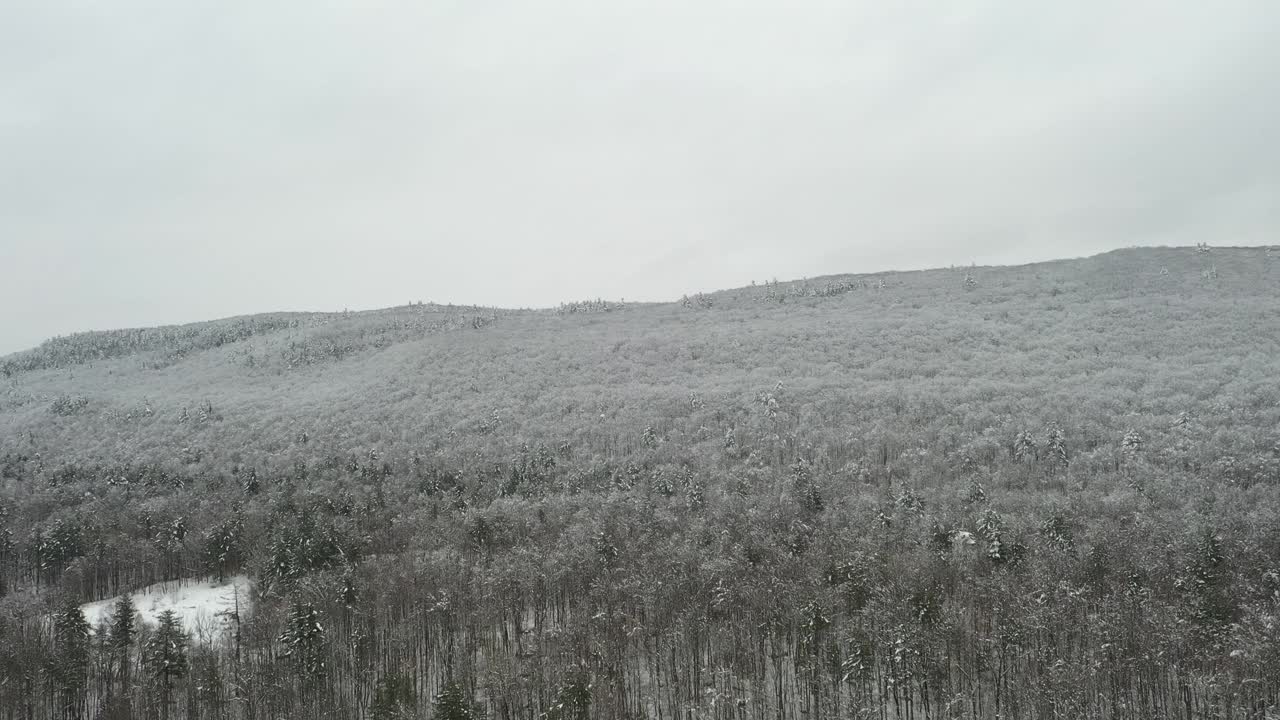 大雪覆盖的佛蒙特山的空中视频下载