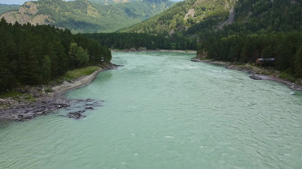 鸟瞰蓝绿色的山间河流，水流湍急视频素材