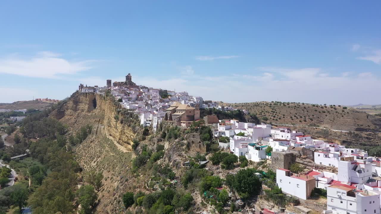 航拍- Arcos de la Frontera在加的斯，安达卢西亚，西班牙，风景向前射击视频素材